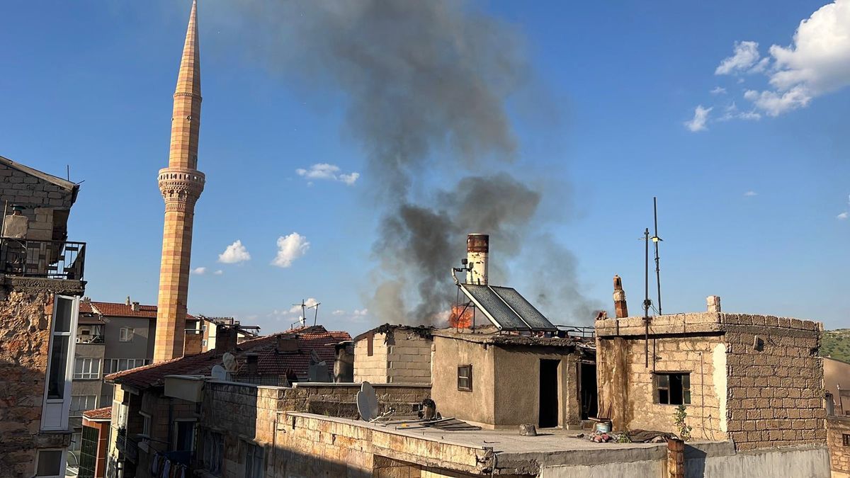 Nevşehir'de 3 katlı binanın çatısında yangın