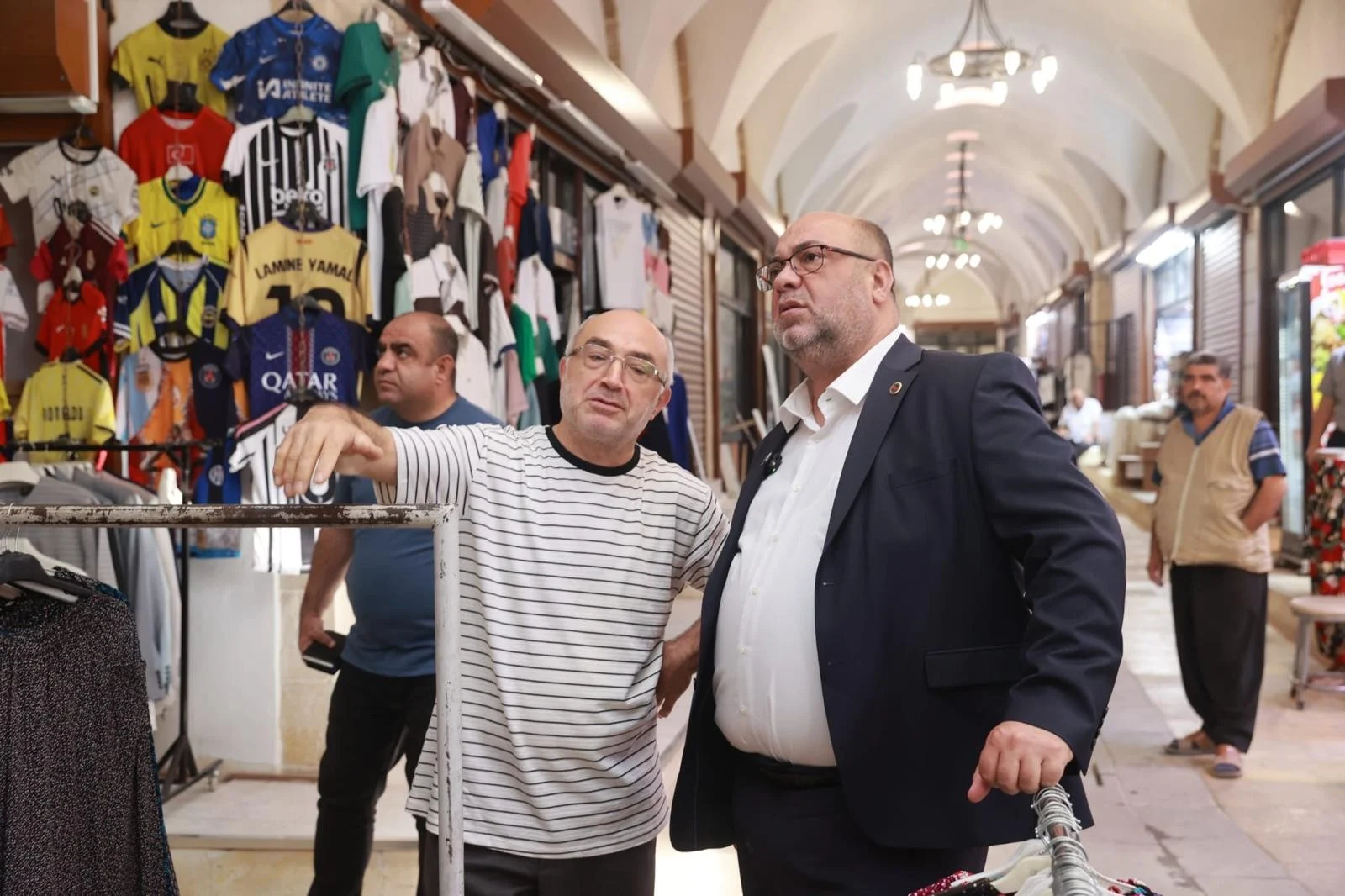 Başkan Akpınar restorasyonu tamamlanan tarihi kapalı çarşıda esnafla buluştu