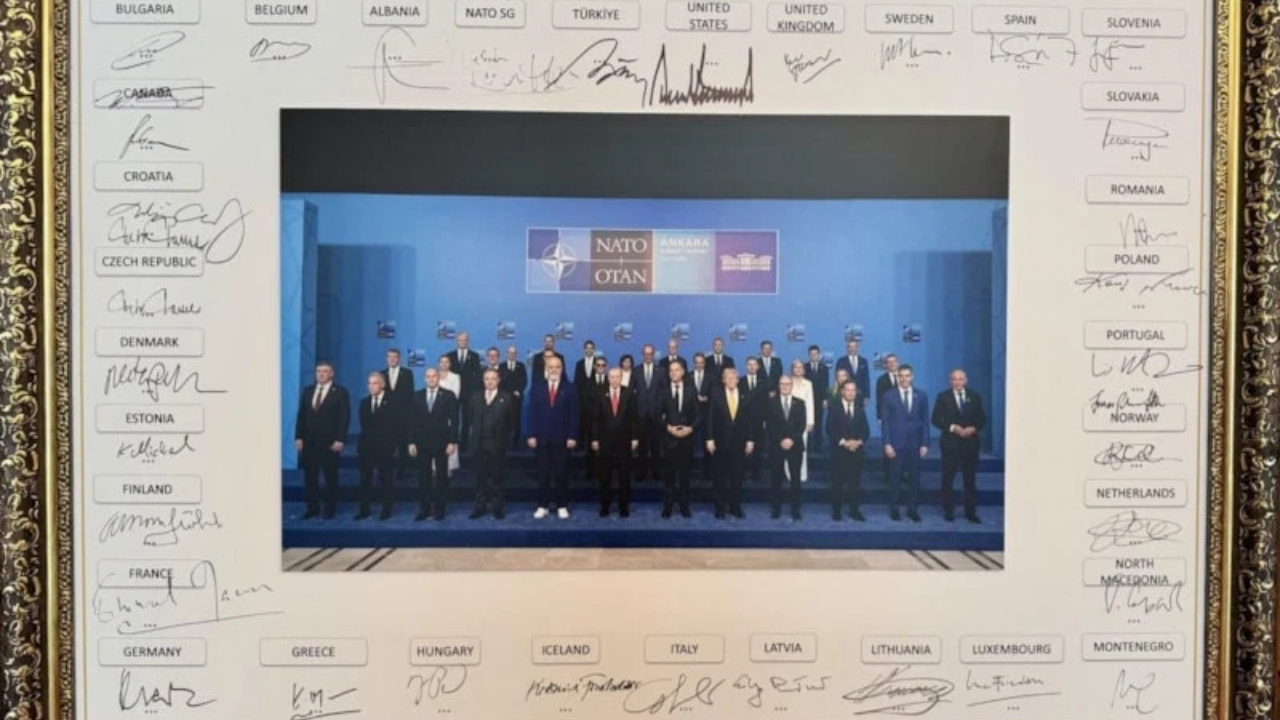 NATO liderlerinden zirveye özel hatıra: Aile fotoğrafını imzaladılar