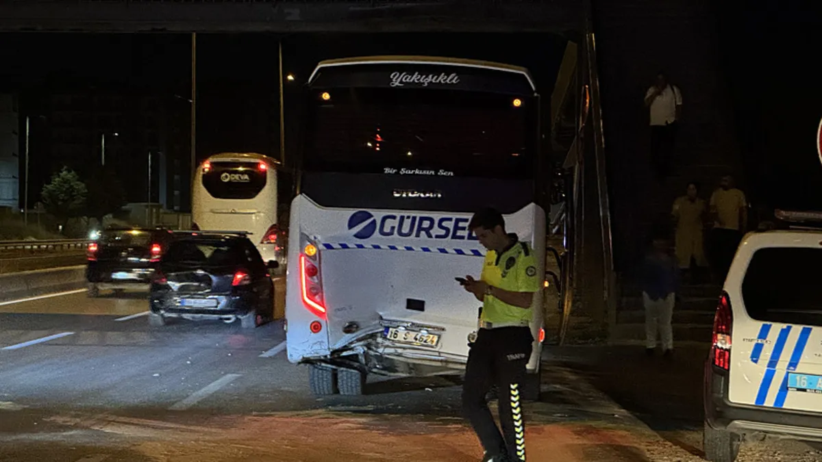 Bursa'da otomobil işçi servisine çarptı: 6 kişi yaralandı