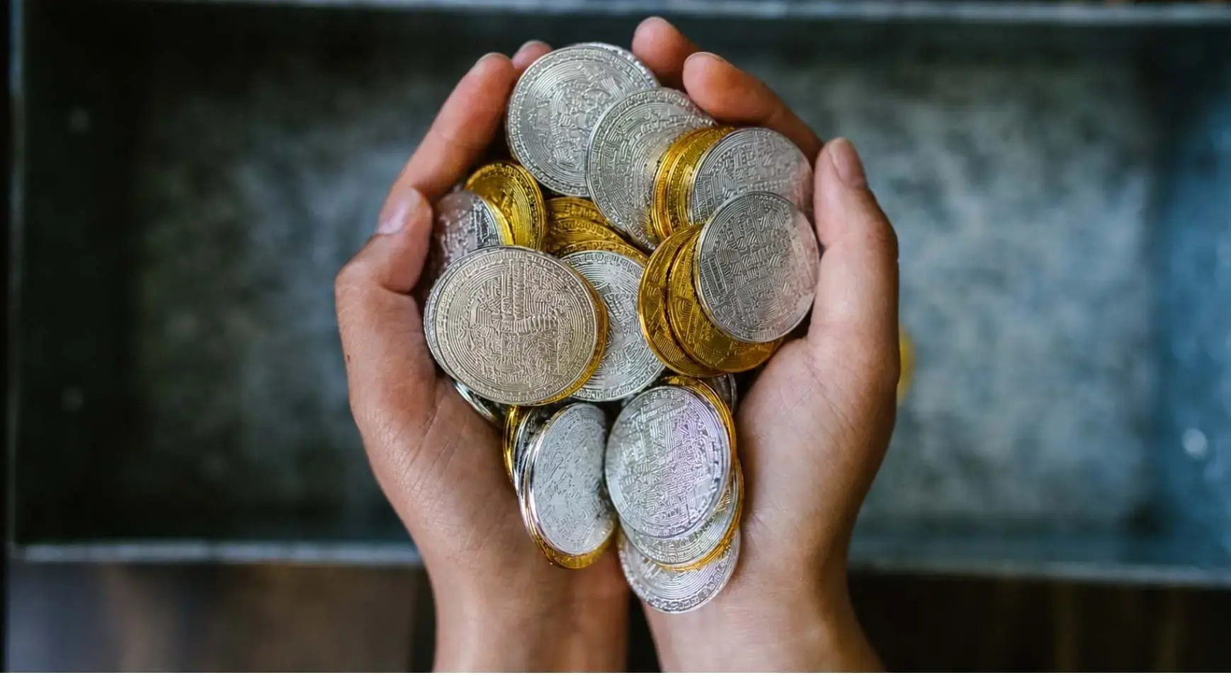100 bin sterlinlik altın! Yıllar boyunca 'gizlice' bağışladı, herkes onu arıyor