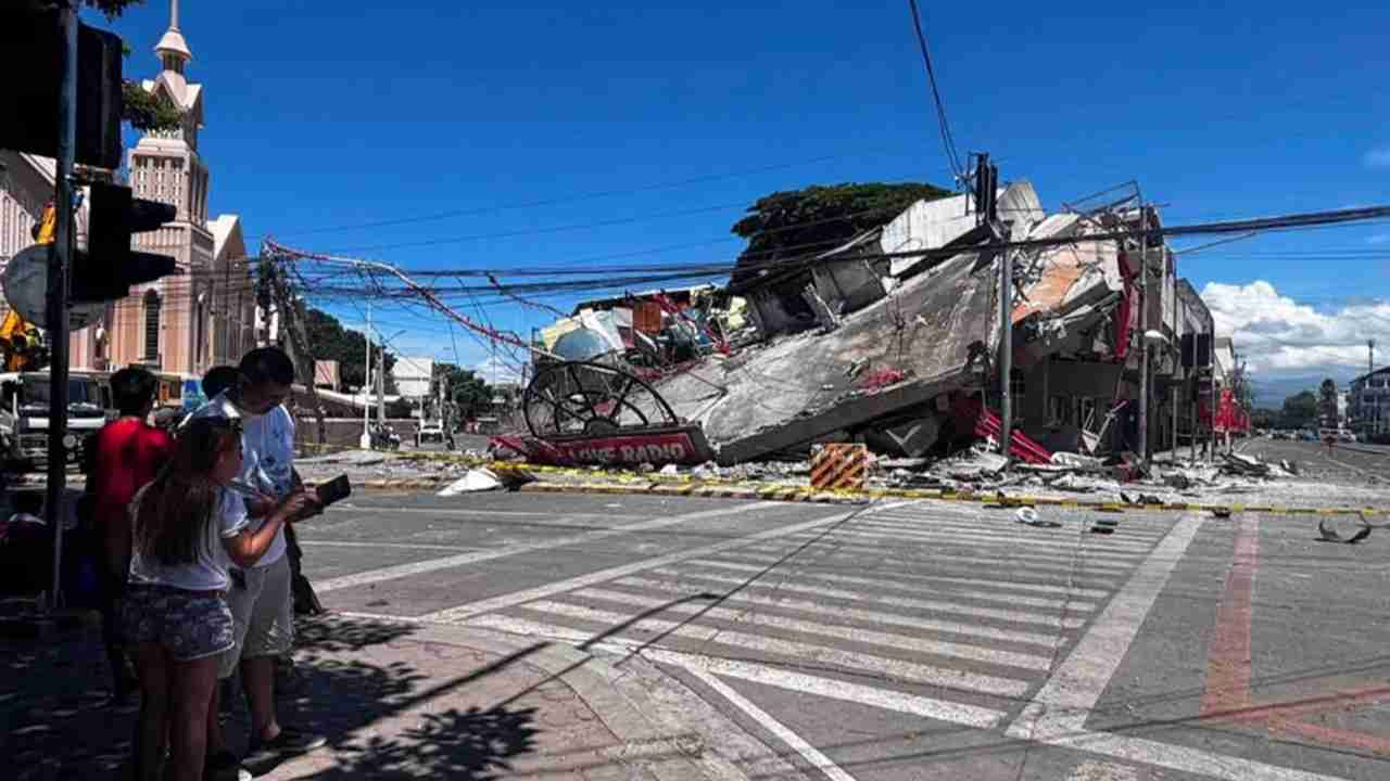 Filipinler’de şiddetli deprem: Binalar yıkıldı, tsunami alarmı verildi