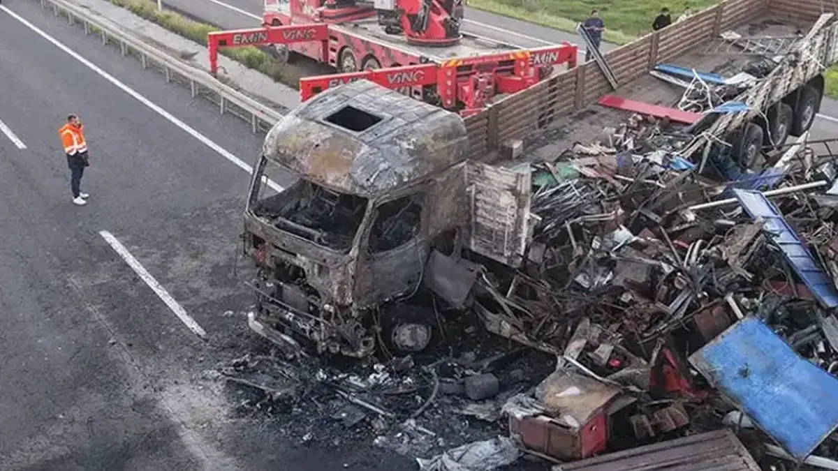 Erzurum'da feci kaza! Bariyerlere çarpan tır alev aldı: Sürücü kıl payı kurtuldu
