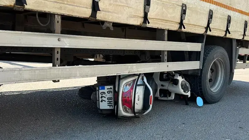 Çarpıştığı kamyonetin altında kalan motosikletli kazadan 7 gün sonra öldü