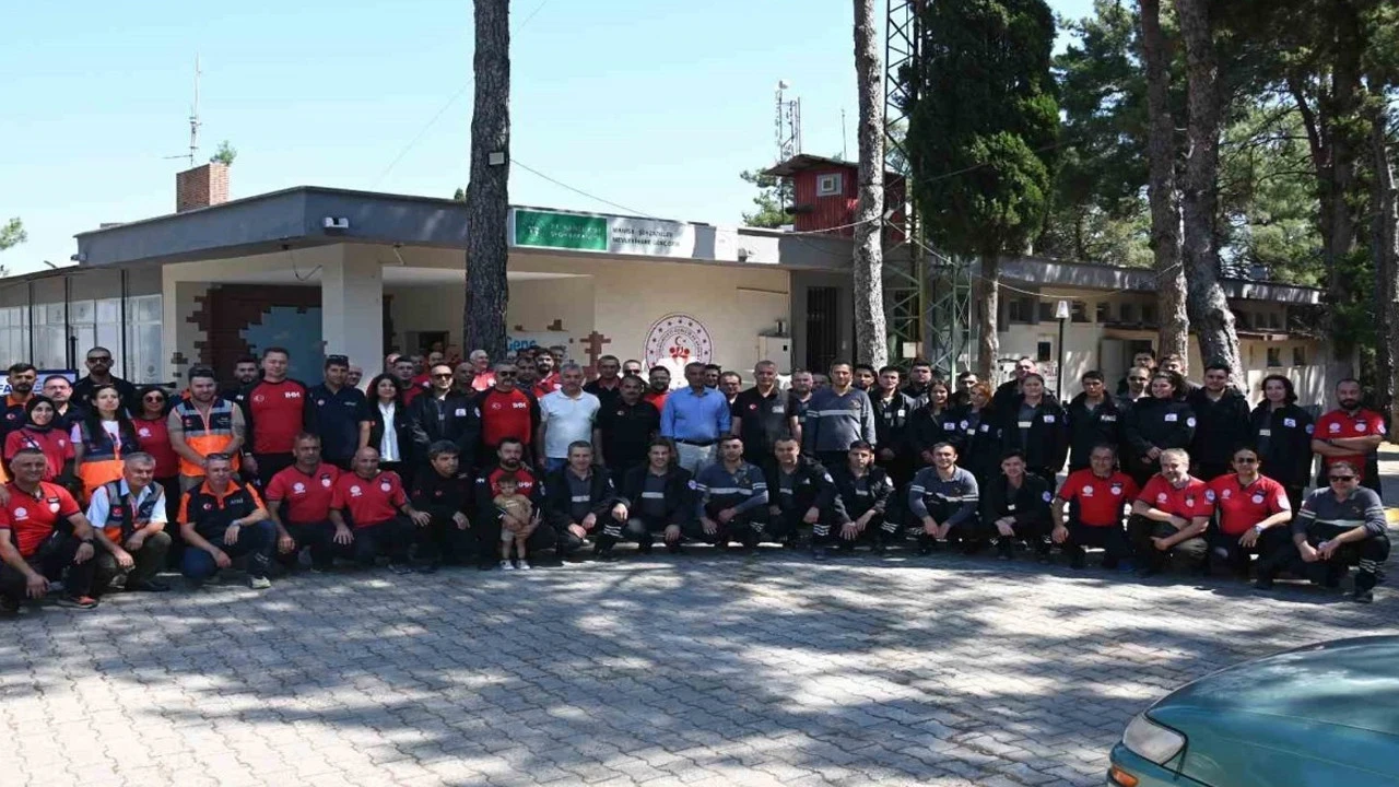Manisa’da afet kahramanlarına akreditasyon arması takıldı