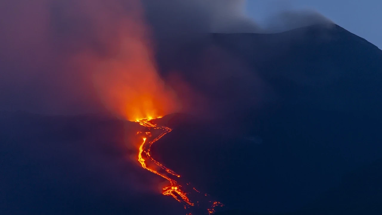 Etna Yanardağı kül ve lav püskürttü