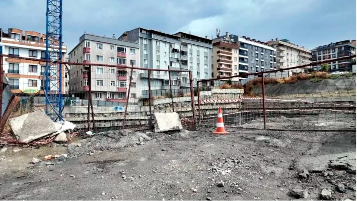 İBB’nin katlı otopark inşaatında çalışan işçi 15 metreden düşüp ağır yaralandı