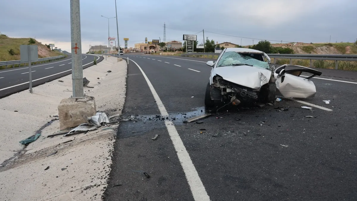 Nevşehir’de otomobil direğe çarptı: 1 çocuk yaşamını yitirdi, 3 yaralı