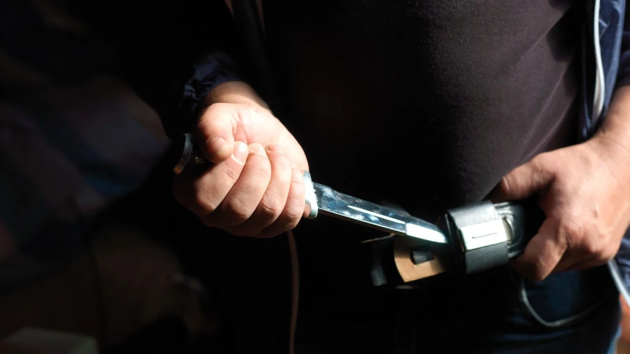 Kadın sürücüye kabus! Aracında arkadaşını bekliyordu! Kaçırılıp, gasp edildi