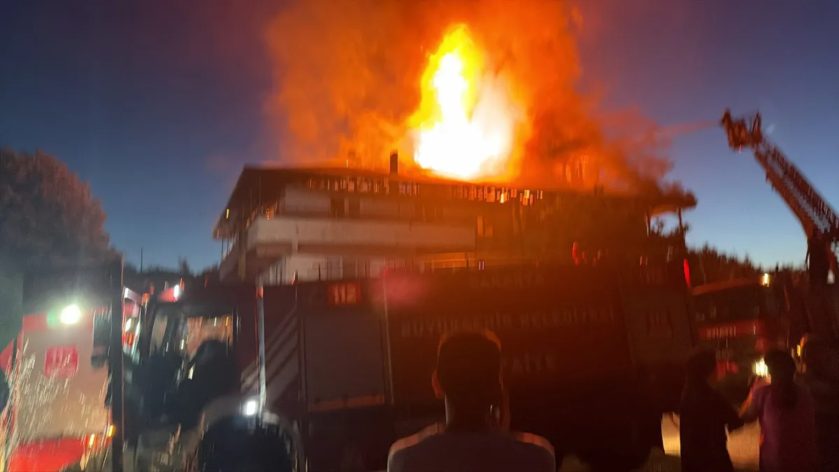 Sakarya'da iki katlı evde korkutan yangın! Mahsur kalan kadını komşuları kurtardı