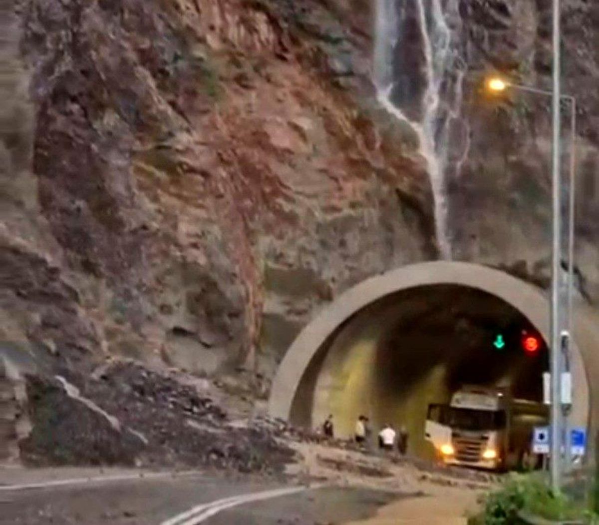 Artvin-Erzurum karayolu, sel ve heyelan nedeniyle ulaşıma kapandı