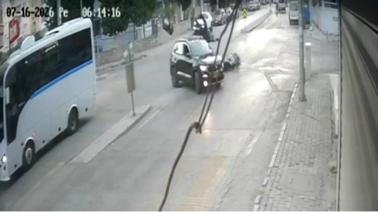 Otomobilin motosiklete çarpıp kaçtığı feci kaza kamerada! Sürücü adeta takla attı