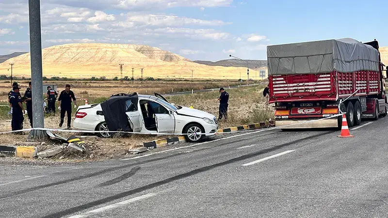 Çankırı'da kamyon ile otomobil çarpıştı: 3 ölü, 2 yaralı