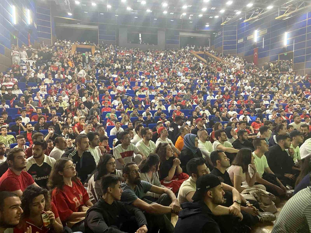 Milli maç heyecanı Ankara'da dev ekranda yaşandı