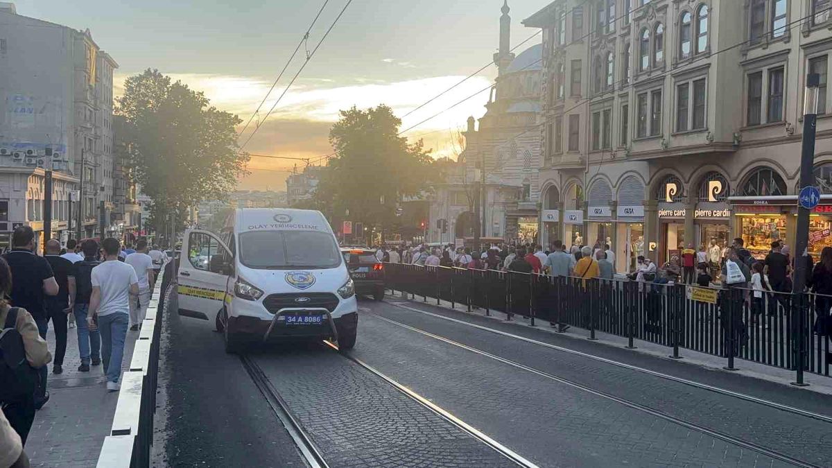 Fatih'te tramvayın altında kalarak ölen çocuğun cenazesi adli tıbba kaldırıldı