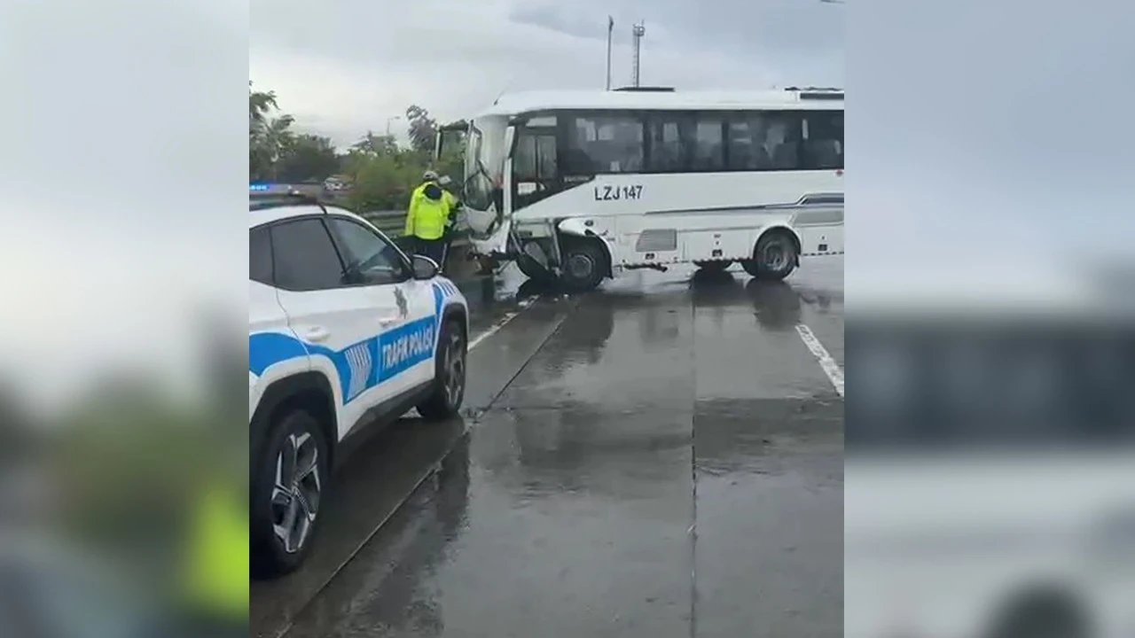 İstanbul Havalimanı personelini taşıyan servis kaza yaptı: 3 yaralı