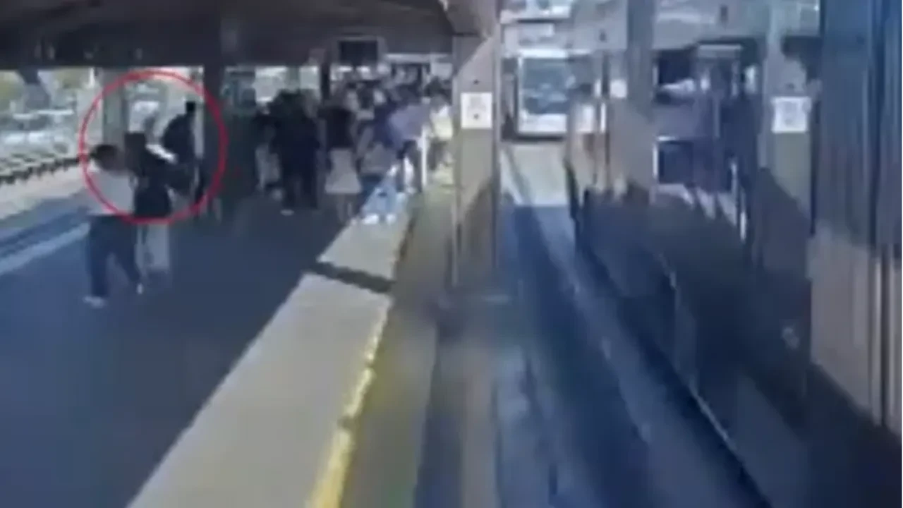 Beylikdüzü metrobüs durağında bıçaklı saldırının görüntüleri ortaya çıktı