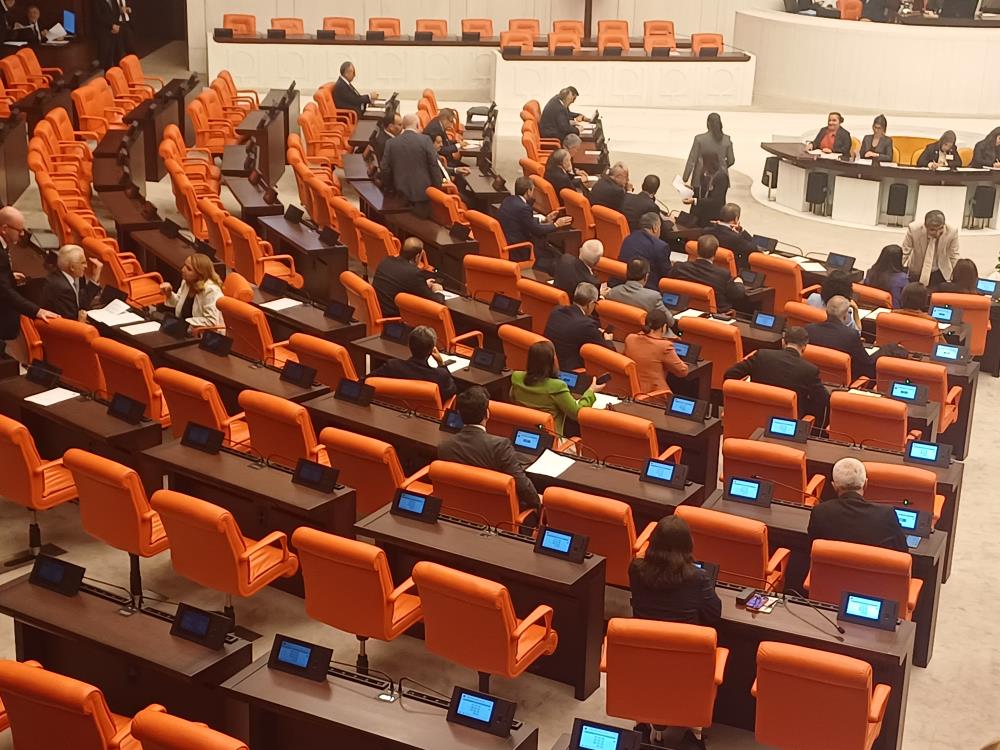 Meclis'te 24 yıl sonra bir ilk. Yeni Parti kuruldu, CHP'li milletvekillerinin yeri değişti