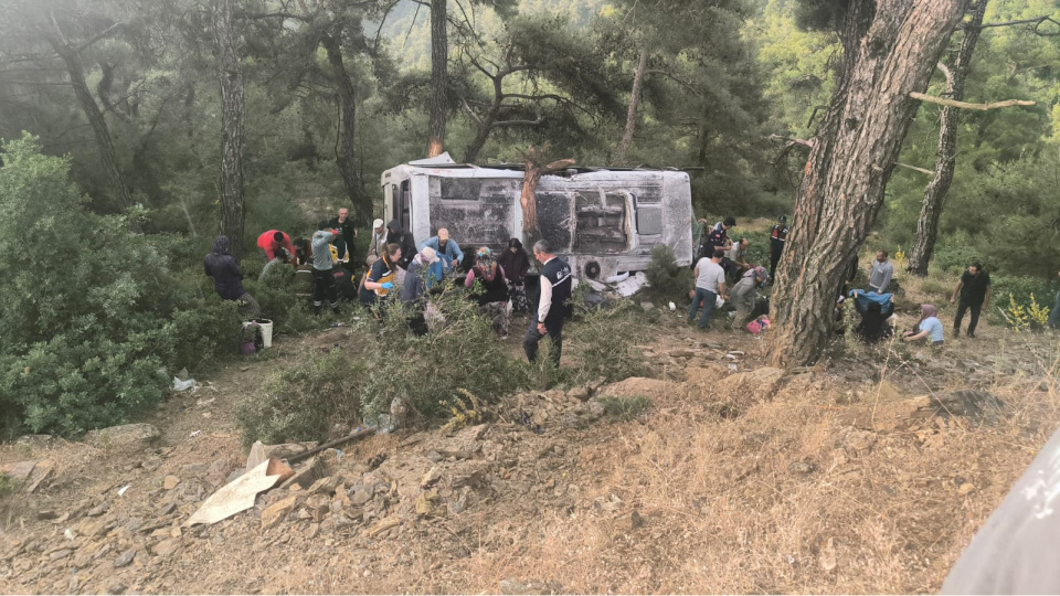 İzmir'de tarım işçilerini taşıyan servis minibüsü şarampole devrildi: 22 yaralı