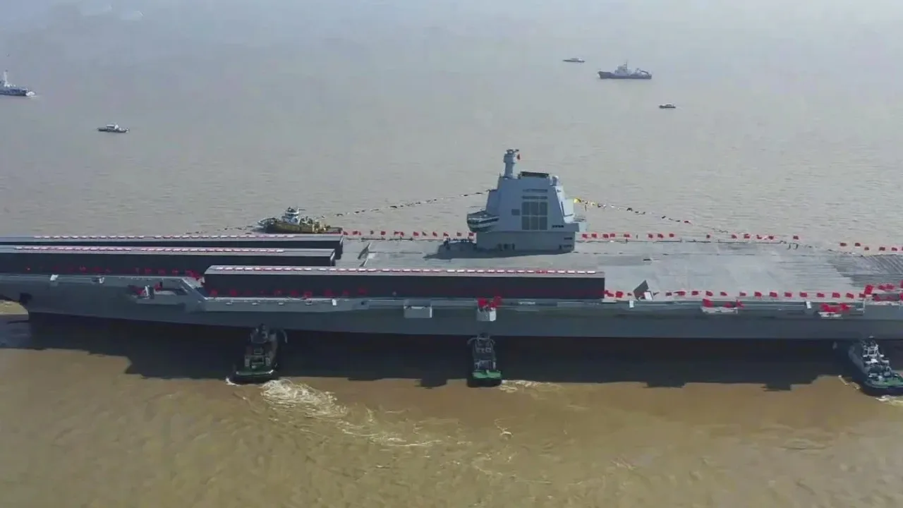 Çin'in yeni nesil uçak gemisi Fujian, Taiwan Boğazı'ndan geçti