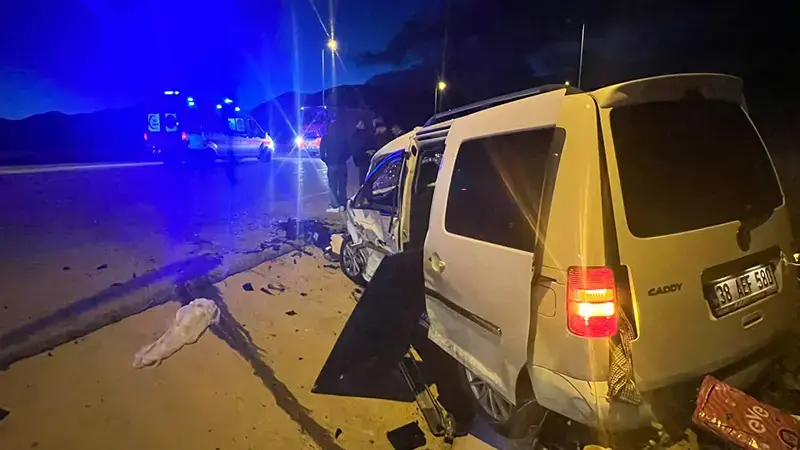 Kayseri’de hafif ticari araç ile otomobil çarpıştı: 1 ölü, 6 yaralı