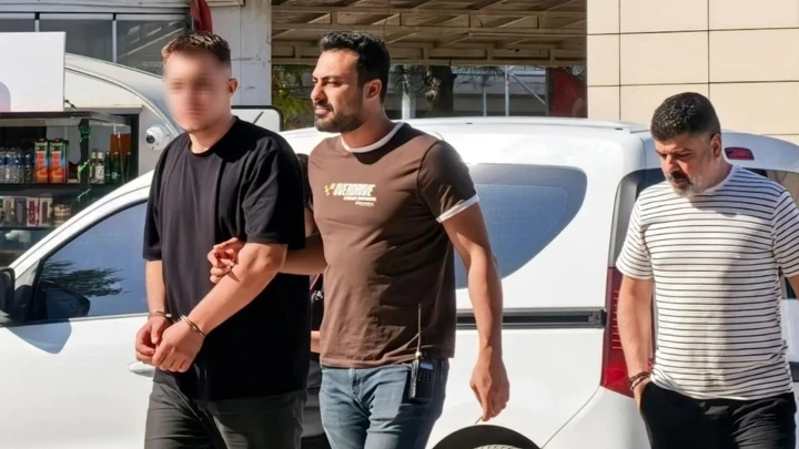 Arkadaşını silah ve bıçakla tehdit edip, başkasına olan 80 bin TL'lik borcunu ödetti