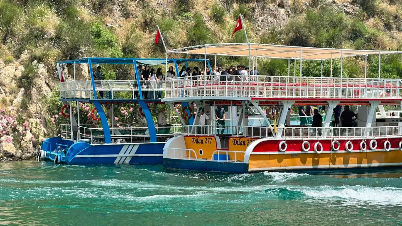 Halfeti’de 40 yolculu tur teknesi arızalandı: Jandarma yolcuları tahliye etti