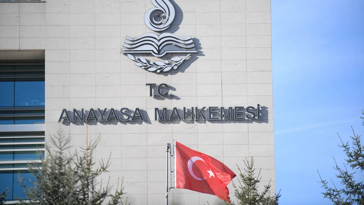 AYM’den emsal FETÖ kararı: İhraç emniyet müdürünün “Garson” itirazına ret