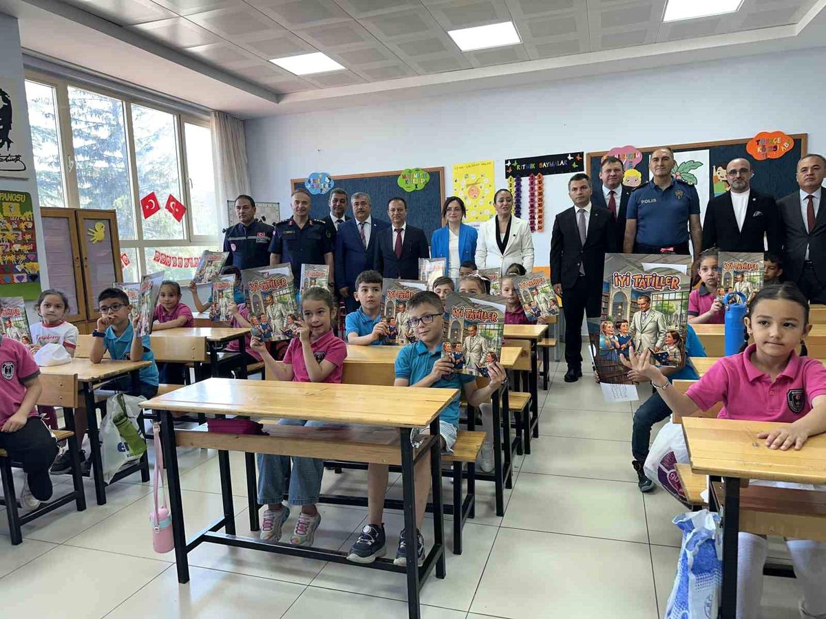 Burdur'da 42 bin 82 öğrenci karne alarak yaz tatiline başladı