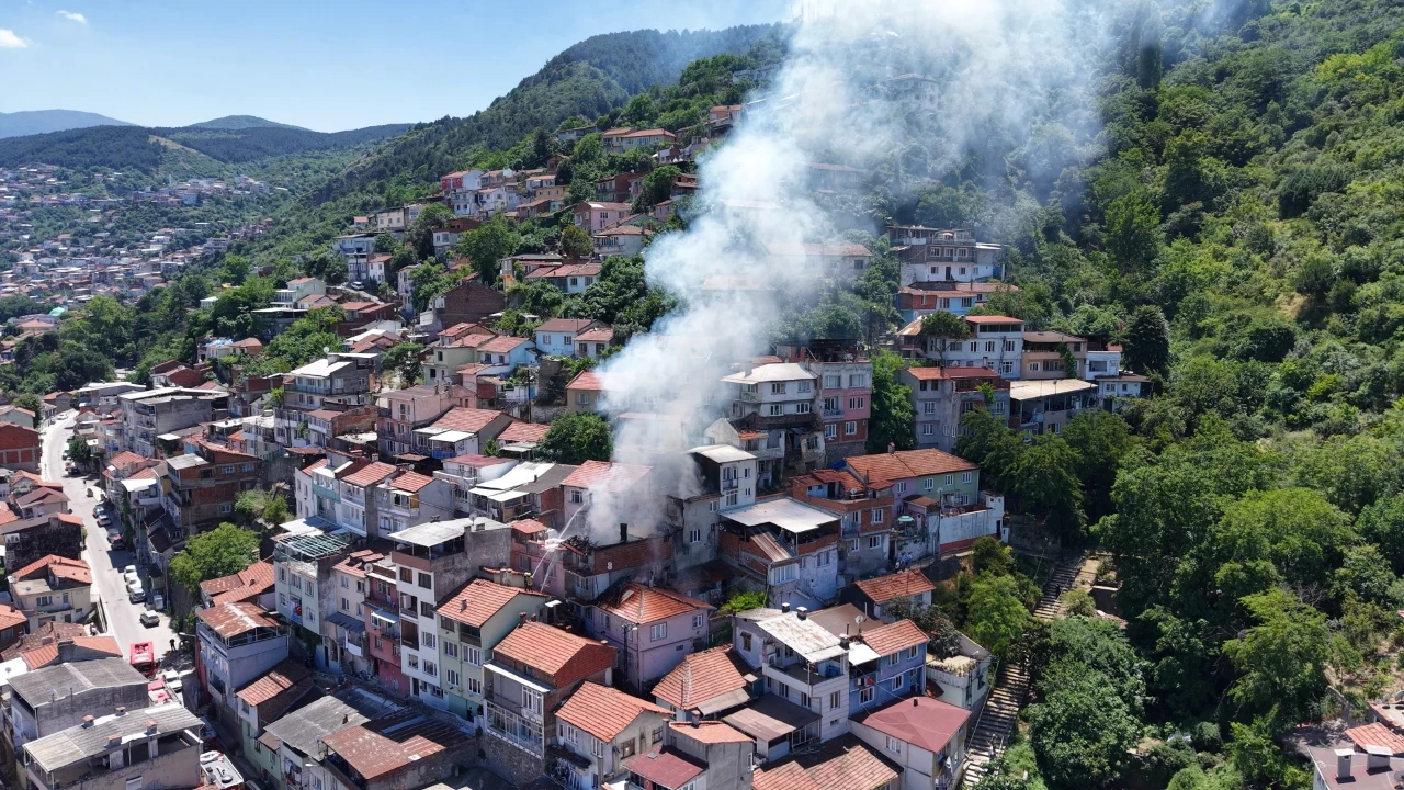 Depremde kolunu, yangında evini kaybetti