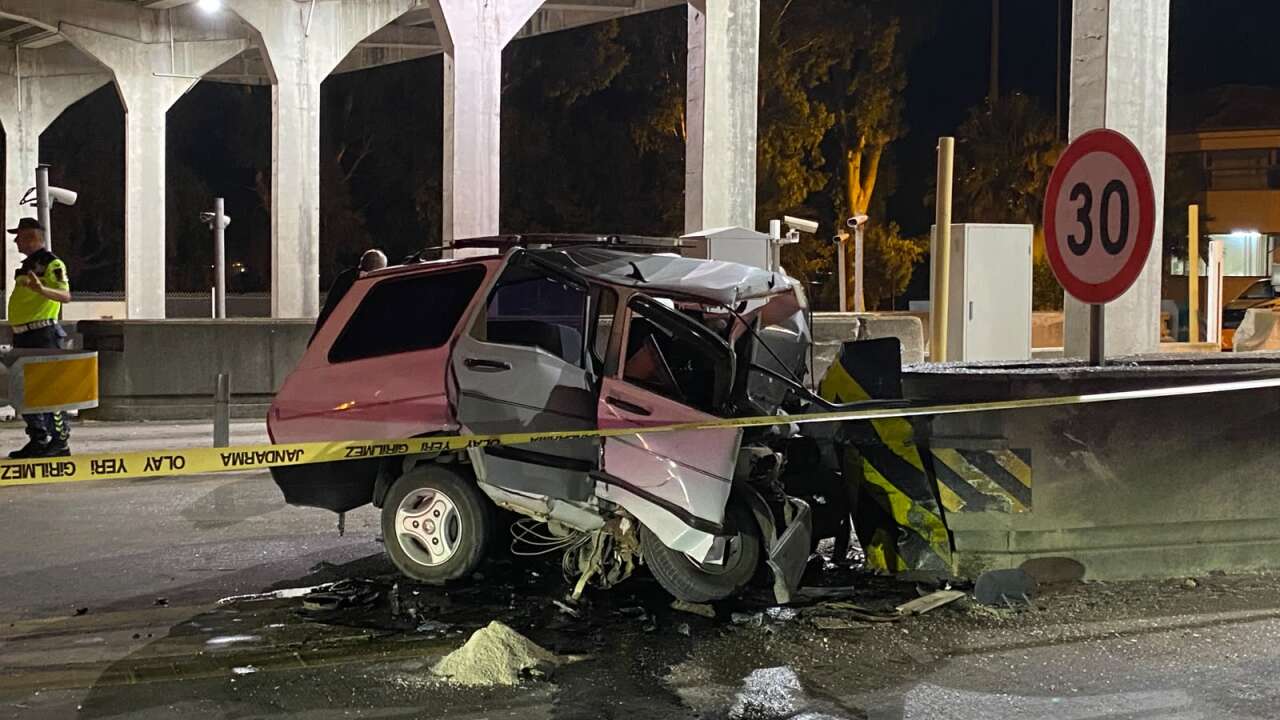 Ceyhan gişelerinde feci kaza, genç sürücü kurtarılamadı