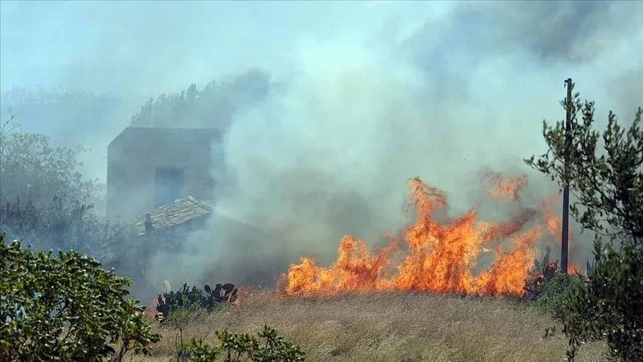 Sicilya Adası’nda orman yangını evleri tehdit ediyor