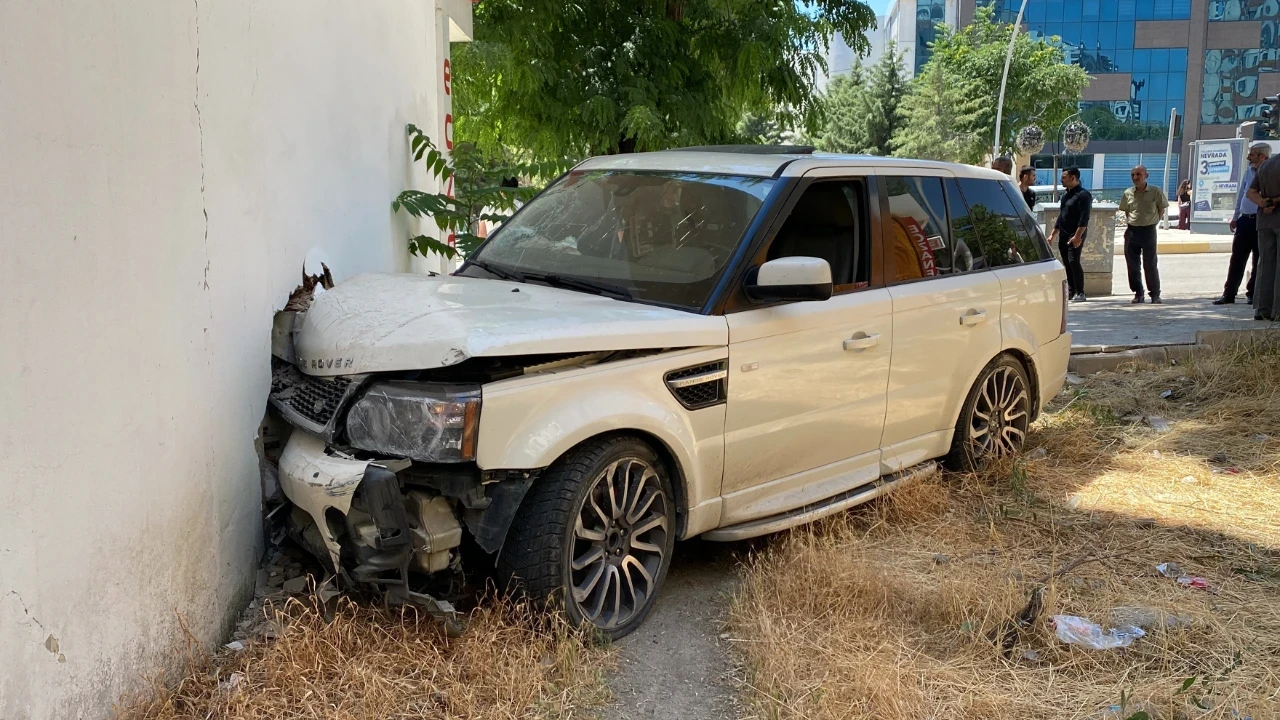 Elazığ’da kontrolden çıkan cip kaldırıma daldı: 1’i ağır 2 yaralı