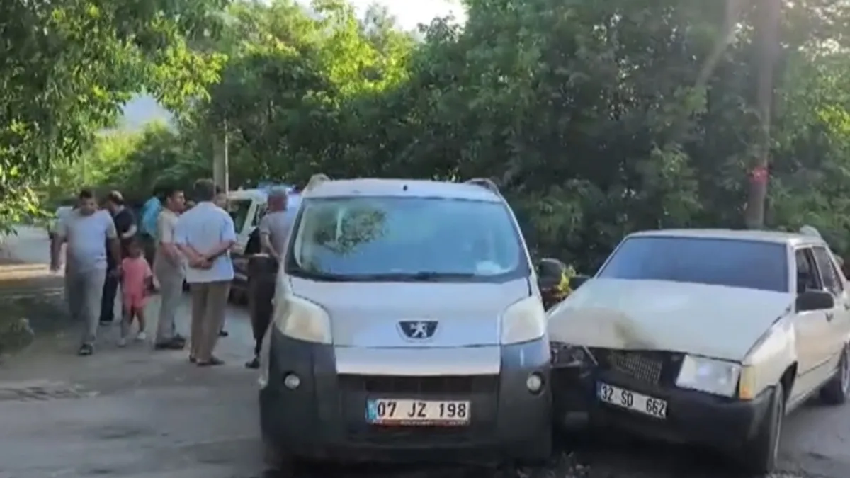 Hafif ticari araç otomobille çarpıştı: 4 yaralı