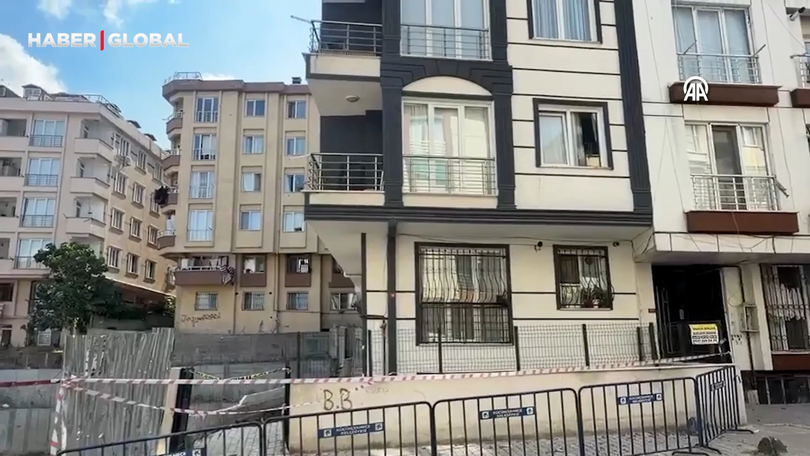 Küçükçekmece'de giriş katında çökme meydana gelen 5 katlı bina boşaltıldı