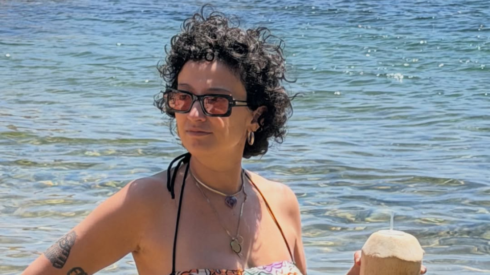 Melike Şahin'in karnı burnunda tatil pozları