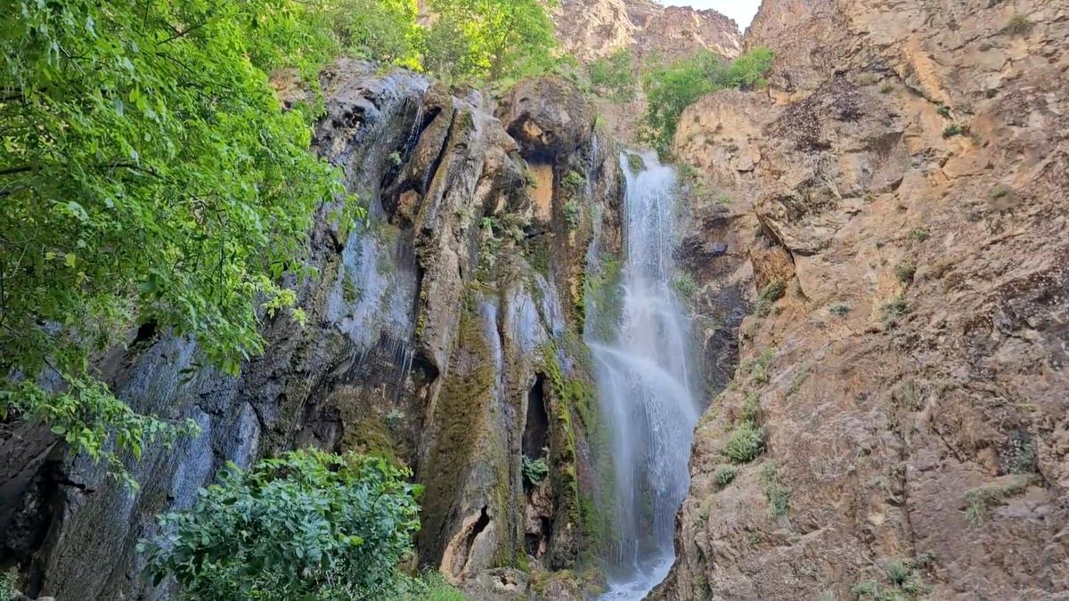 Hakkari'deki Ava Ore Şelalesi mest ediyor
