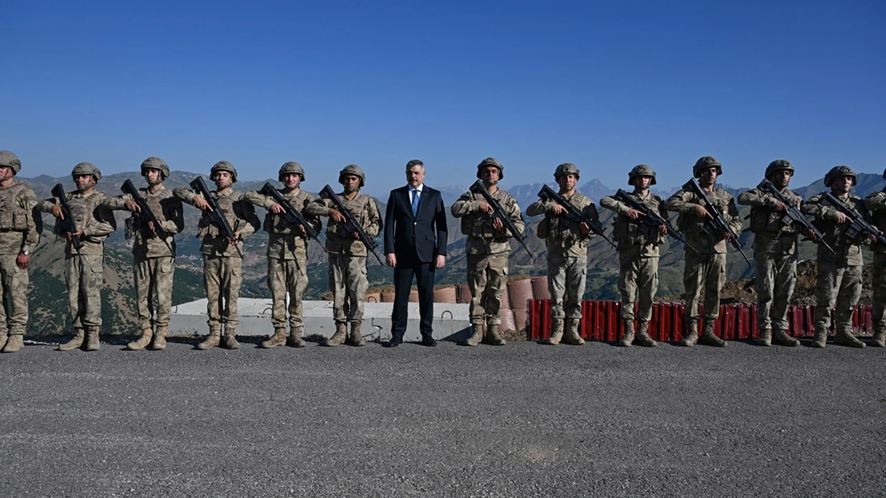 İçişleri Bakanı Mustafa Çiftçi, Hakkari'de üs bölgesini ziyaret etti