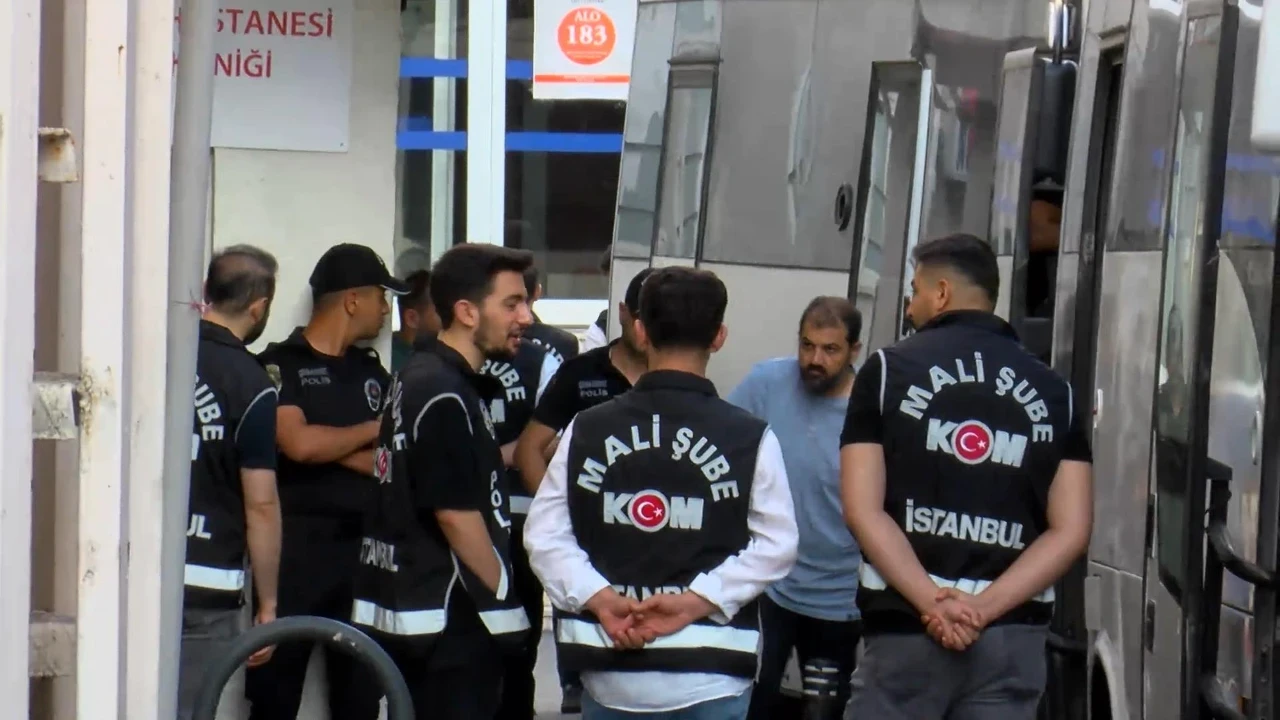 İzmit Belediyesi operasyonunda gözaltına alınan şüpheliler sağlık kontrolünden geçirildi