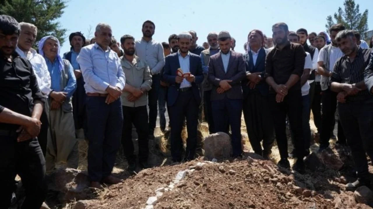 Başından vurulmuş halde bulunmuştu: 15 yaşındaki Merve Erbek toprağa verildi