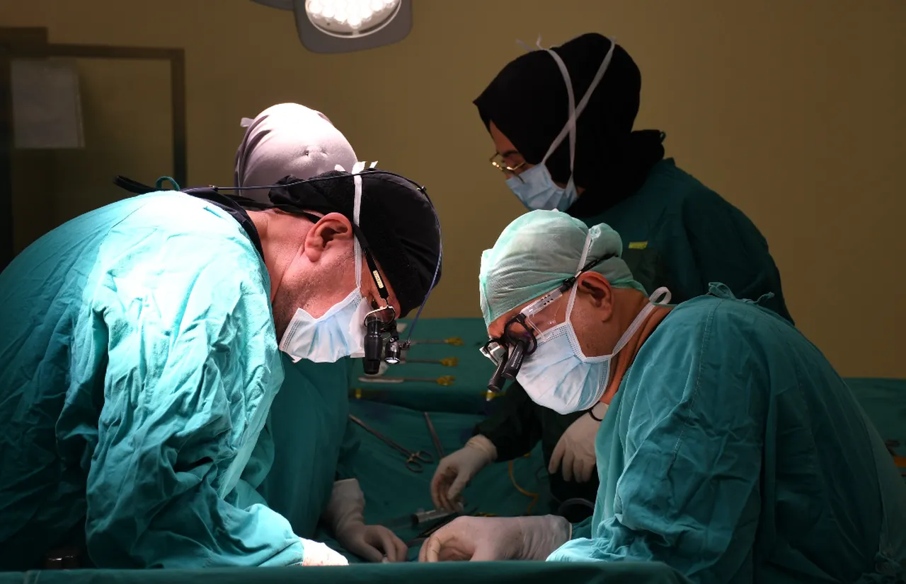 Dünyada bir ilk! Aynı anda 16 ameliyatla ilk 8'li çapraz karaciğer nakli yapıldı