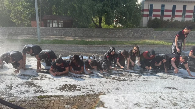 Ateş savaşçılarının sırılsıklam vedası: Artvin’de genç itfaiyeciler mezuniyeti tazyikli suyla kutladı