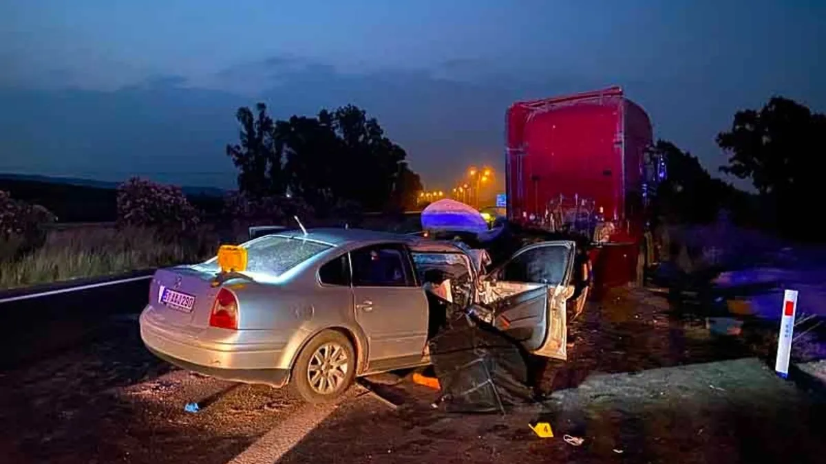 Emniyet şeridinde duran TIR'a otomobil çarptı: 2 ölü
