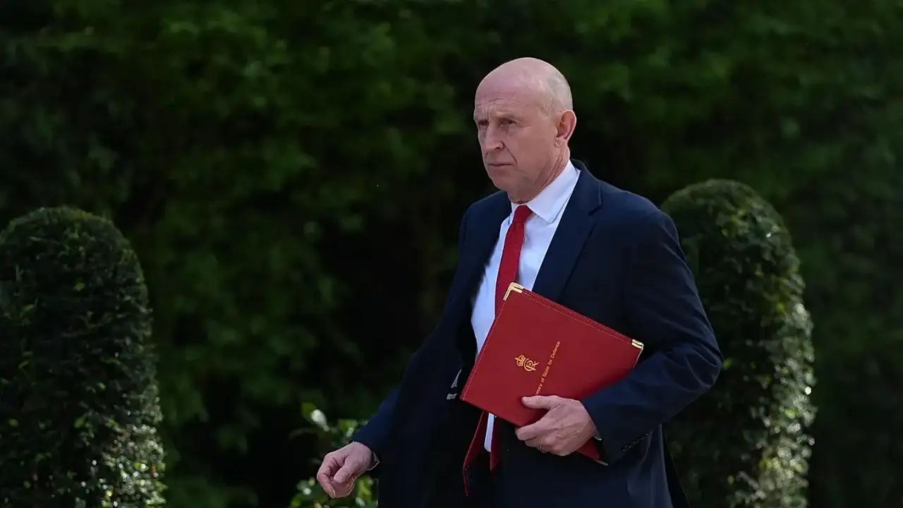 İngiltere'de kabine depremi: Silahlı Kuvvetlerden Sorumlu Devlet Bakanı Carns istifa etti