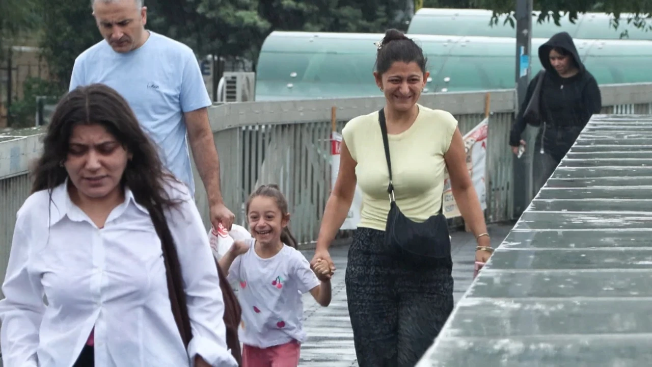İstanbul'da yağmura hazırlıksız yakalananlar kapalı alanlara sığındı