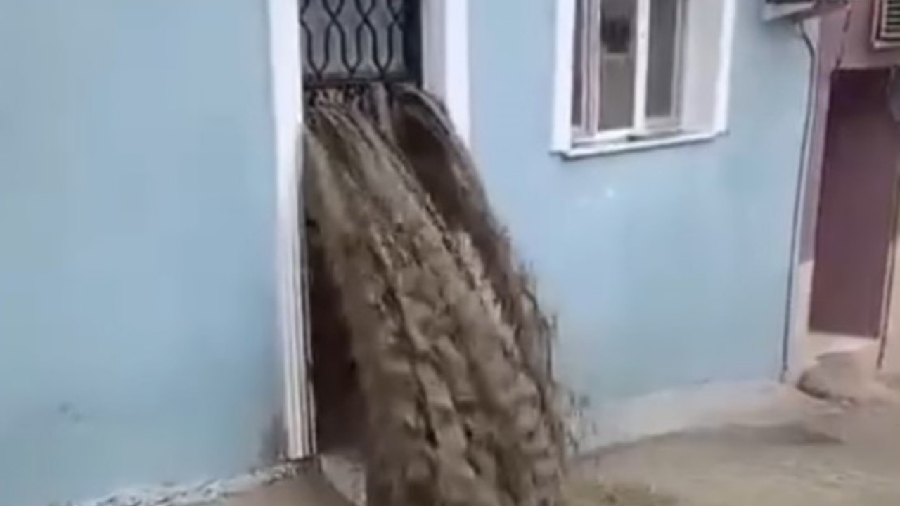 Sel suları evin içinden böyle geçti! Manisa'dan ilginç görüntüler