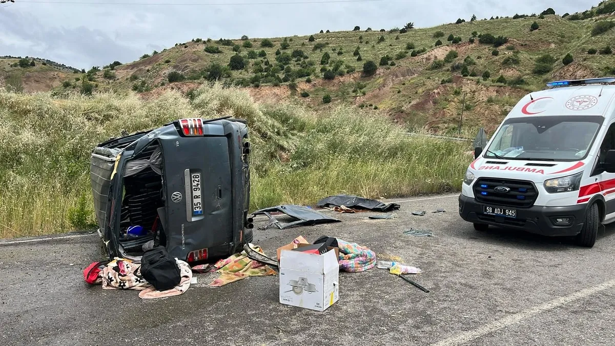 Sivas’ta hafif ticari araç devrildi: 1 ölü, 2 yaralı