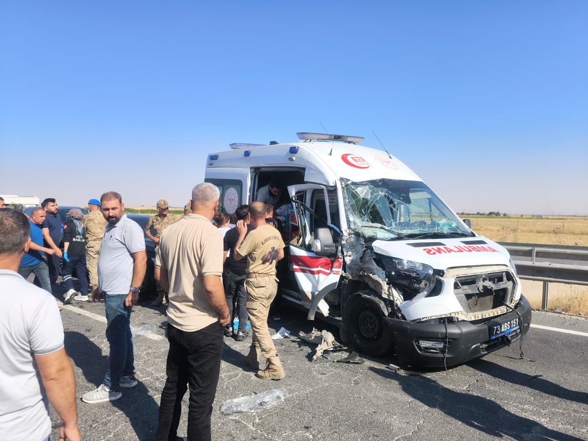 Nusaybin'de Ambulans Zincirleme Kaza Yaptı: 3 Yaralı