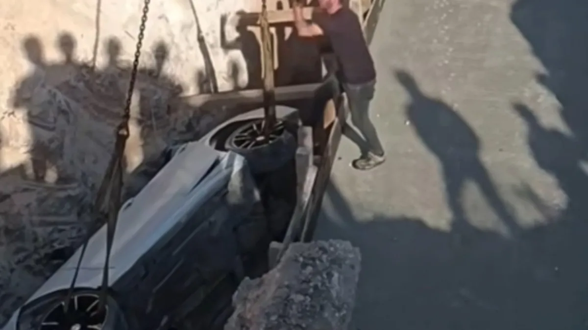 Kontrolden çıkan lüks otomobil köprü inşaatı çukuruna düştü