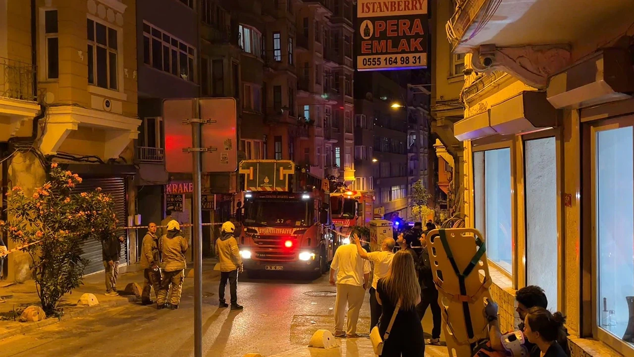Beyoğlu'nda bodrum katı çöktü: Bina tahliye edildi